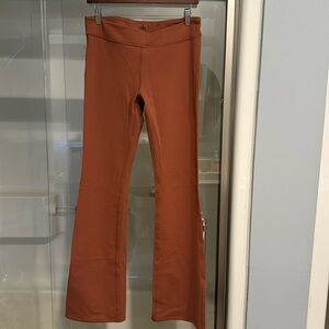 Rust colored Alo flare leggings